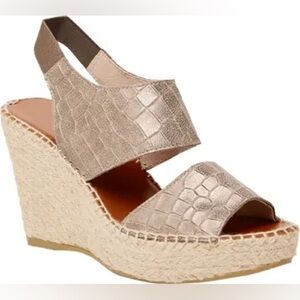 NWOT Andre Assous Reese Hi Sandal